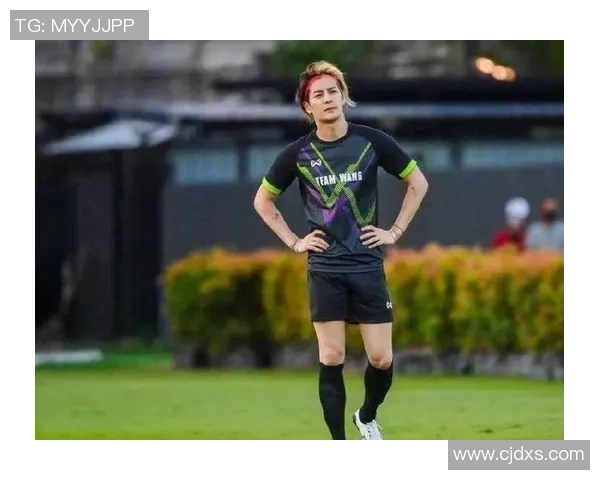 足球明星佩戴运动发带展现个性与风格引领时尚潮流